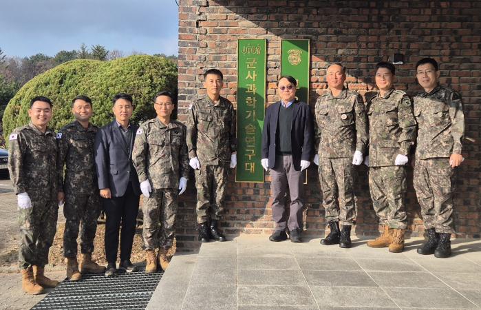 2일 대전 자운대 정보통신학교에서 열린 군사과학기술연구대 창설식에서 주요 관계자들이 현판식 후 기념 촬영을 하고 있다. 부대 제공.