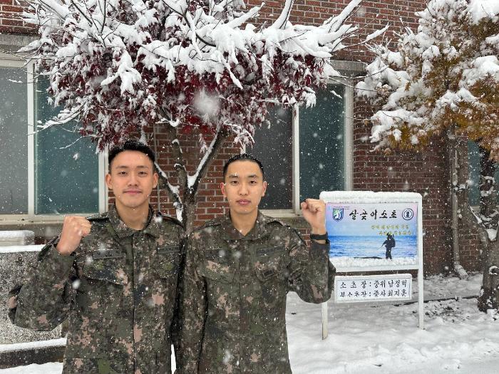 남정혁(왼쪽) 중위와 김도현 일병.