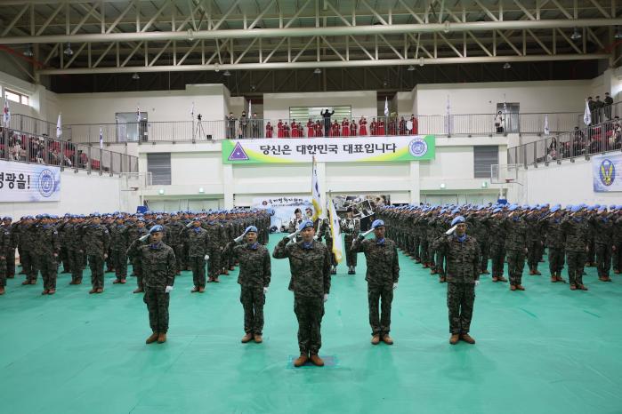 남수단에서 유엔 평화유지활동을 펼칠 한빛부대 19진 장병들이 2일 열린 환송식에서 경례하고 있다. 부대 제공