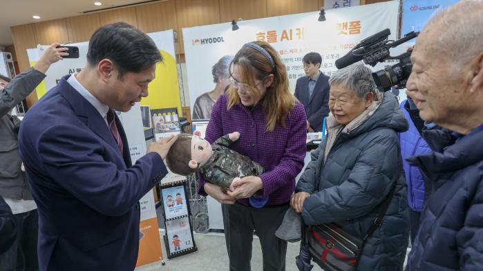 이희완(맨 왼쪽) 국가보훈부 차관이 2일 열린 ‘보훈복지 재활·간병·서비스 로봇 박람회’에서 인공지능 케어 로봇을 살펴보고 있다. 보훈부 제공