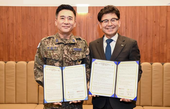 박근우(준장·왼쪽) 공군본부 공병실장과 이정기 한국공항공사 사장 직무대행이 3일 계룡대 공군본부에서 BIM 기반 디지털트윈 기술교류 및 상호협력을 위한 합의서를 체결한 뒤 기념촬영을 하고 있다. 공군 제공