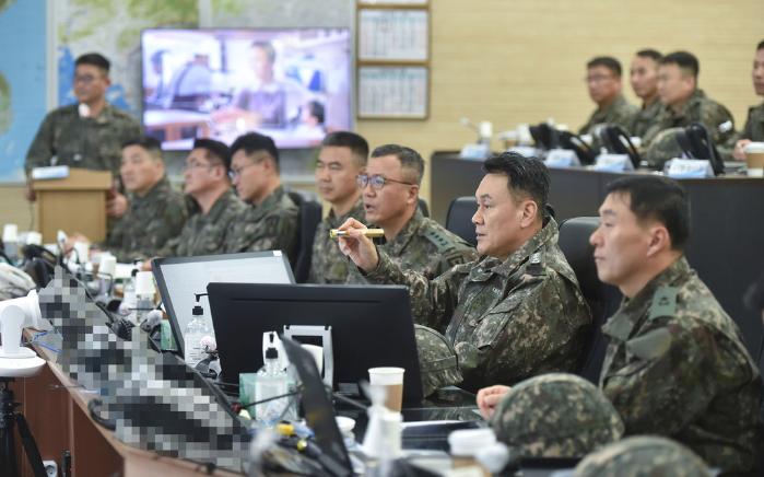 김명수 합참의장이 3일 육군1군단사령부에서 대비태세를 점검하고 있다. 김 의장은 “연말연시 적의 전략·전술적 도발 가능성이 높아지는 가운데 적 활동에 대한 감시·경계태세를 확고히 하고 적 도발 시 일격필살의 의지로 행동하라”고 지시했다. 합참 제공