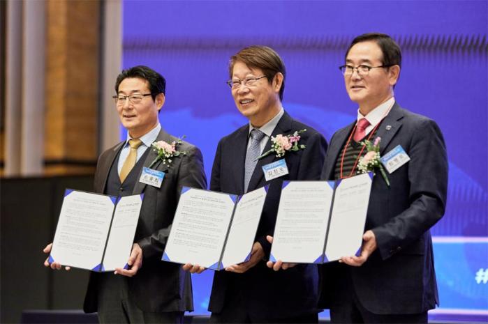 손웅희 한국로봇산업진흥원장, 김진오 한국로봇산업협회장, 최병로 한국방위산업진흥회 부회장(왼쪽부터)이 서울 강남구 코엑스에서 열린 국방로봇협의회 창립총회에서 업무협약을 체결했다. 한국로봇산업협회 제공