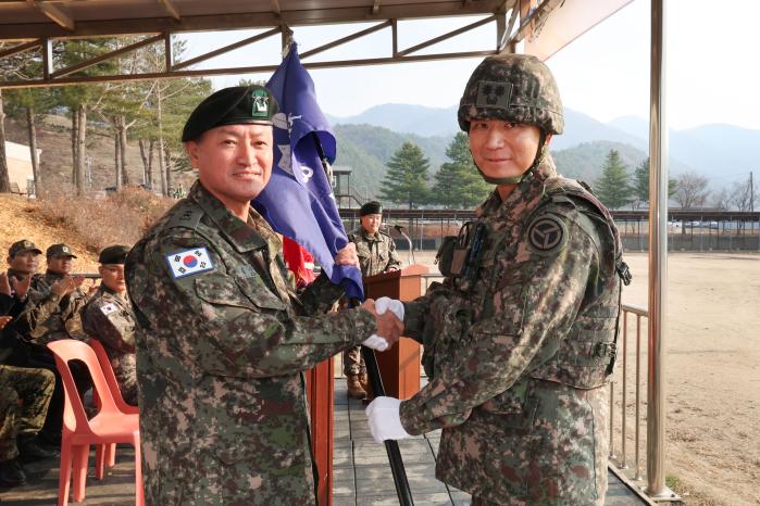 김수광(왼쪽) 육군37보병사단장이 하지훈 김유신대대장에게 부대기를 수여하고 있다. 부대 제공