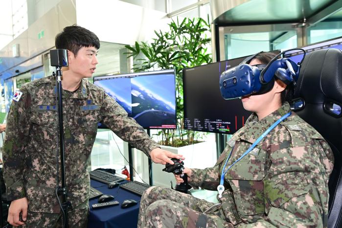 해군작전사령부 장병이 3일 부산작전기지에서 열린 국방 AI 확산 프로그램에서 AI 기반 VR 모의비행훈련체계를 체험하고 있다. 부대 제공