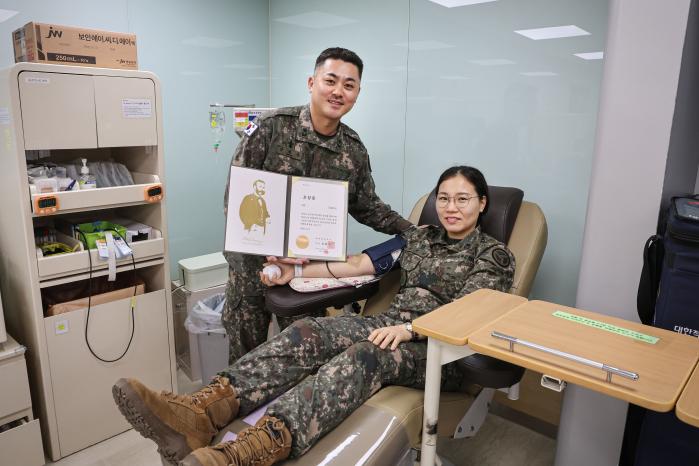 육군37보병사단에서 근무 중인 강성훈(왼쪽)·김혜련 소령 부부. 부대 제공