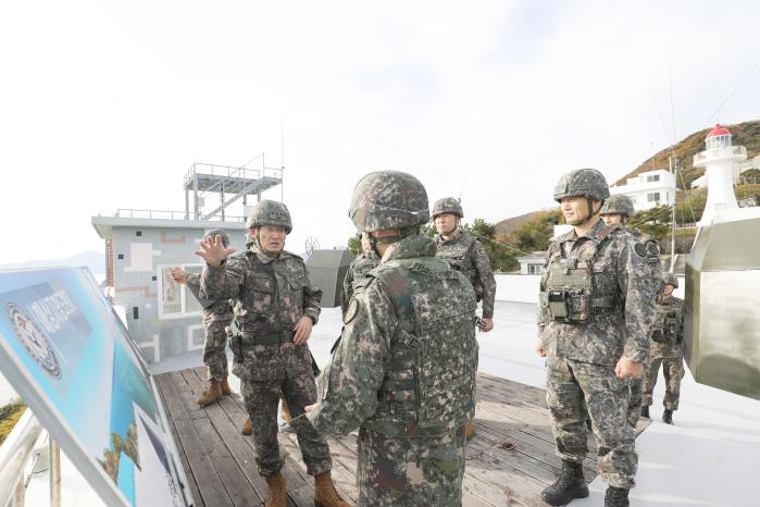 고창준(왼쪽) 육군2작전사령관이 3일 39보병사단의 해안경계작전부대를 찾아 대비태세 현황을 보고받고 작전지도하고 있다. 부대 제공