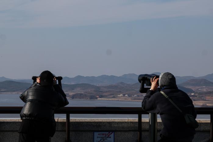 4일 경기도 파주시 오두산 통일전망대를 찾은 관람객들이 북녘땅을 망원경으로 살펴보고 있다. 김명수 합참의장은 이날 열린 긴급 작전지휘관 회의에서 ‘작전 기강을 유지해 대북 감시와 경계작전에 전념할 것’을 강조했다. 김병문 기자