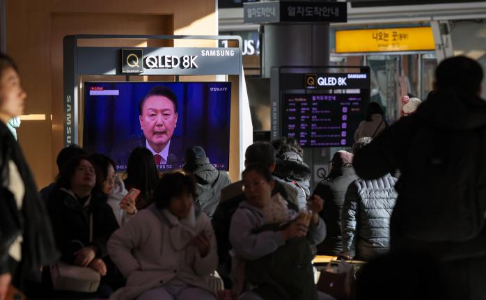 4일 오후 서울역 대합실에서 시민들이 윤석열 대통령의 비상계엄 해제 담화와 관련된 보도를 지켜보고 있다. 이경원 기자