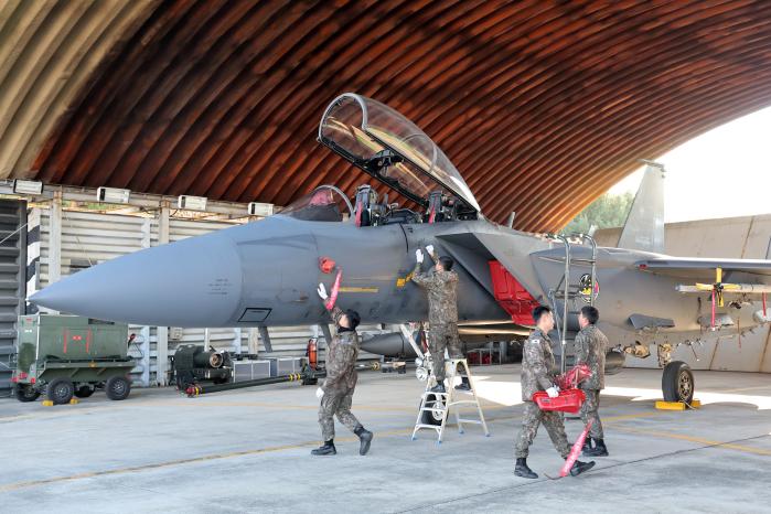 4일 청주기지 주기장에서 공군29전술개발훈련비행전대 정비사들이 F-15K 전투기를 점검하고 있다.