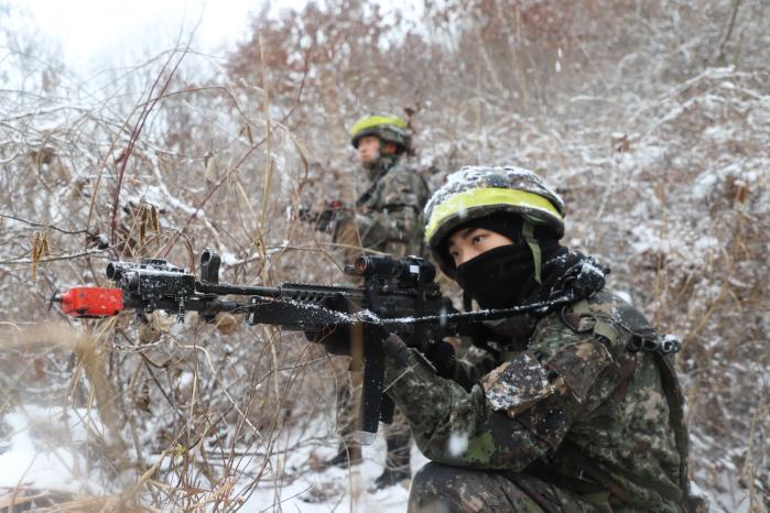 육군6보병사단 장병들이 부대 마일즈 훈련장에서 열린 ‘최우수 보병소대 선발대회’ 중 쌍방 전투를 벌이고 있다. 부대 제공