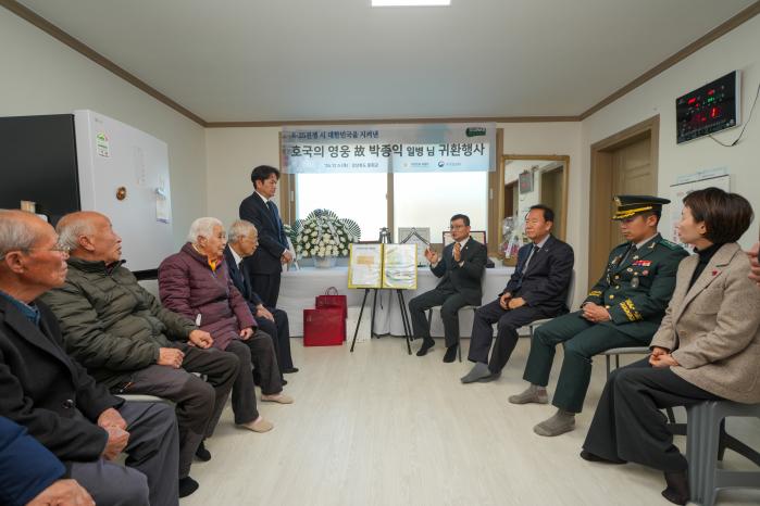 이근원(오른쪽 넷째) 국방부유해발굴감식단장이 5일 경북 봉화군 유가족 자택에서 고(故) 박종익 일병의 ‘호국의 영웅 귀환 행사’를 갖고, 유가족께 고인의 참전 과정과 유해발굴 경과를 설명하고 있다. 국유단 제공