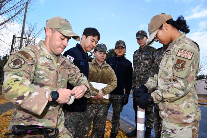 5일 군산기지에서 전개된 한미 연합 화생방 훈련 중 미8비 장병들이 화생방 탐측기에 탐지지를 부착하고 있다. 사진 제공=박용태 중사