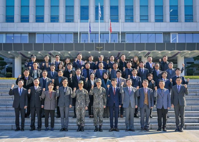 4일 충남 논산시 국방대 본교에서 열린 ‘미래국방리더과정 4기 수료식’에서 과정을 수료한 교육생들과 국방대 관계자들이 기념 촬영을 하고 있다. 국방대 제공