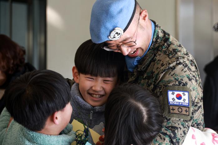 오랜만에 재회한 가족들과 포옹하며 기뻐하는 파병 장병들.