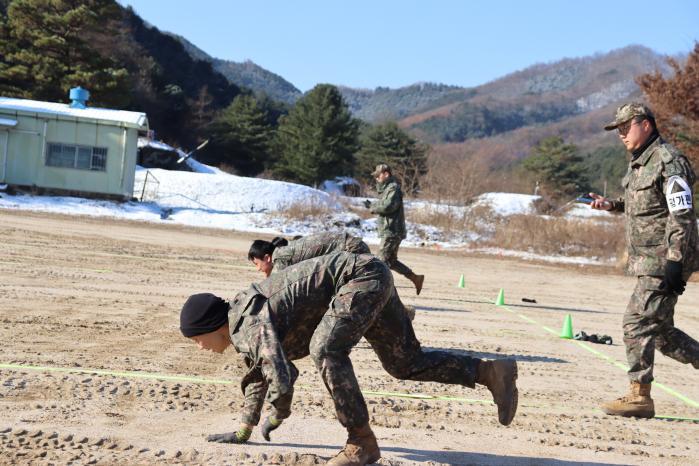 육군3보병사단 백골포병여단 최강부사관 선발 경연대회에 참가한 장병들이 베어 워크 동작을 수행하고 있다. 부대 제공