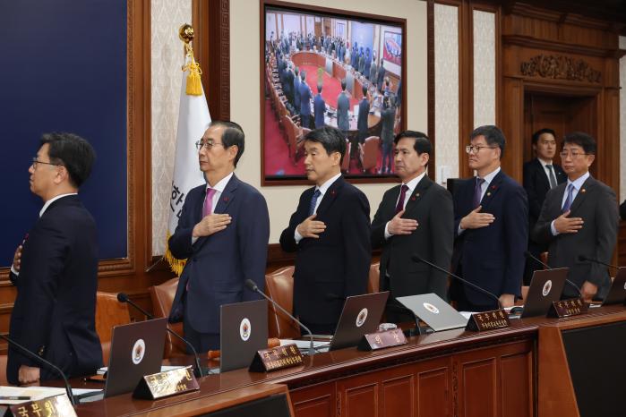 한덕수 국무총리와 국무위원들이 10일 서울 종로구 정부서울청사에서 열린 국무회의에서 국기에 대한 경례를 하고 있다. 연합뉴스