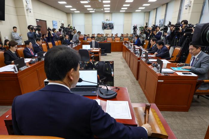 성일종 국회 국방위원장이 10일 국회에서 열린 비상계엄 진상규명을 위한 국방위 긴급현안질의 개의를 선언하고 있다. 이경원 기자