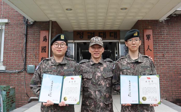 마재국(가운데) 육군31보병사단 이순신여단장으로부터 표창을 받은 길민석(왼쪽) 병장과 이훈 일병.