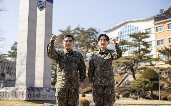 육군11기동사단 양우주(왼쪽) 중사와 한여진 하사.