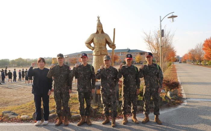 육군훈련소 28교육연대 이한별 군무주무관 은준호 일병, 장현호 상병, 박준태 상사, 이승혁 일병, 공현규 상병(왼쪽부터).