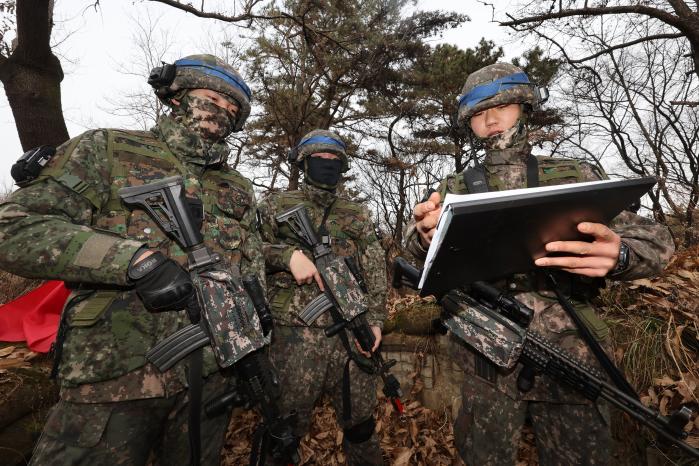 교전에 앞서 작전계획을 논의 중인 장병들.