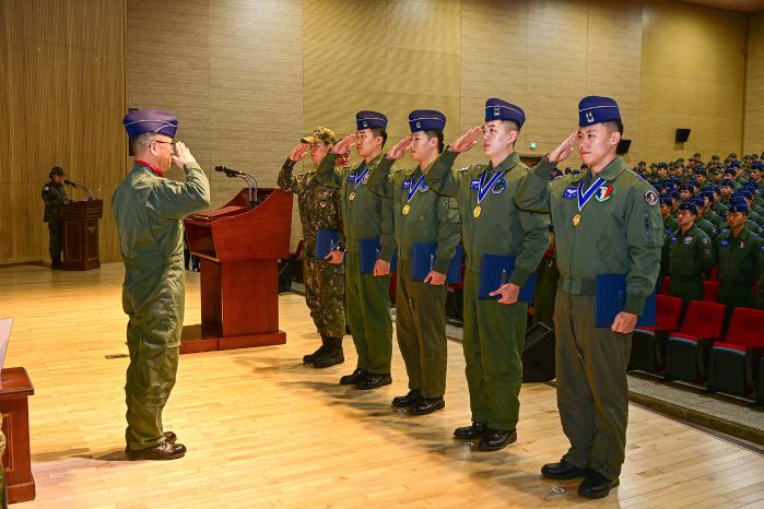 11일 공군3훈비에서 열린 ‘24-3차 기본과정 수료식’에서 학생조종사들이 김성중(준장) 단장에게 경례하고 있다. 부대 제공