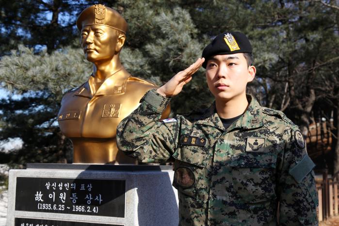 육군특수전사령부 독수리부대 김민수 중사.