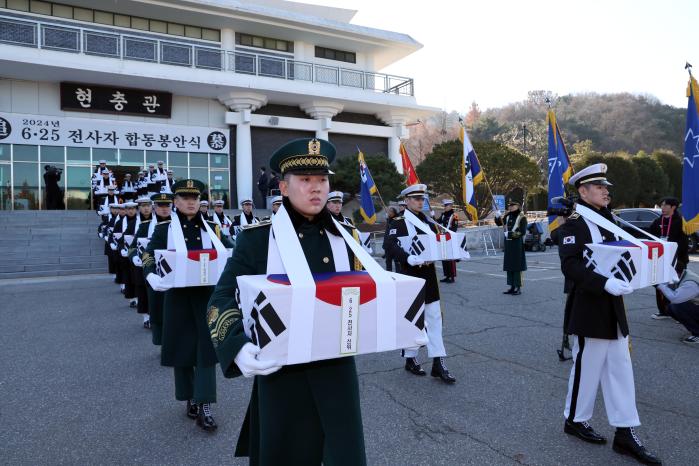 12일 서울 동작구 국립서울현충원에서 열린 6·25 전사자 발굴유해 합동봉안식에서 장병들이 영현을 봉송하고 있다. 조종원 기자