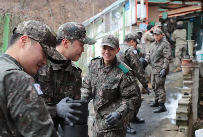 연탄 봉사 중인 육군1보병사단 무적칼여단 장병들.