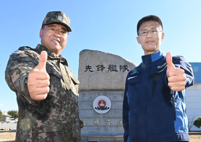 해군1함대 최성용(왼쪽) 원사와 최기수 군무주무관.