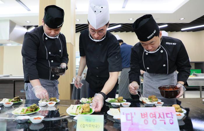 최근 계룡대근무지원단에서 열린 조리경연대회에 참가한 식당관리관과 조리병들이 출품에 앞서 음식을 정돈하고 있다. 부대 제공