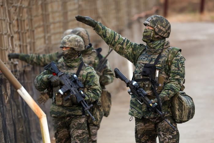 물샐틈없는 경계 해병대2사단 장병들이 16일 오후 경기도 김포시 한강하구 중립수역 일대에서 해·강안 수색정찰을 하며 적 침투 흔적 및 철책 이상 유무 등을 점검하고 있다. 이경원 기자