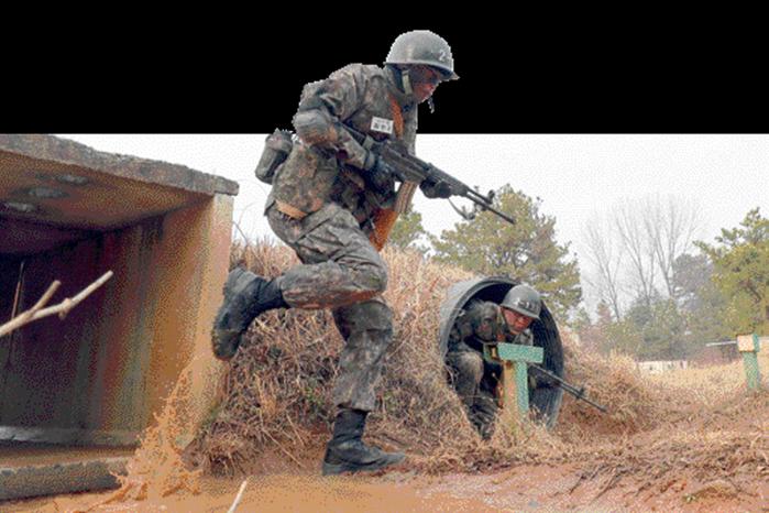 충남 논산시 육군훈련소 종합각개전투훈련장에서 돌격하는 훈련병들. 한재호 기자