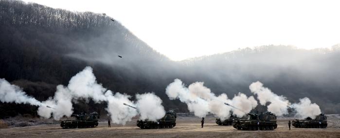 17일 경기도 파주시 무건리훈련장에서 열린 포탄 사격훈련에서 육군1포병여단 소속 K9 자주포들이 155mm 포탄을 발사하고 있다.