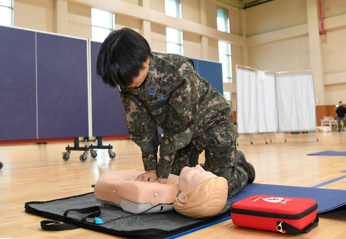 공군15특수임무비행단이 17일 시행한 ‘2024년 심폐소생술 경연대회’에서 참가 장병이 가슴압박 실습을 하고 있다. 부대 제공