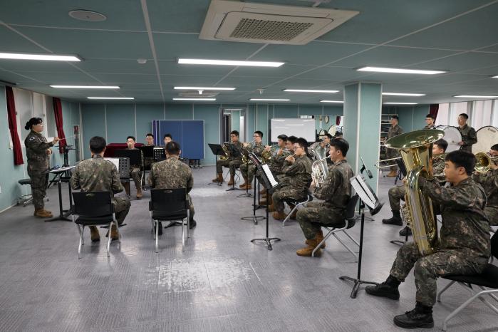 수방사 군악대 장병들이 합주실에서 연습하고 있다.