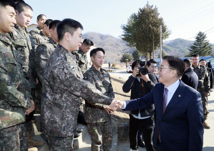 우원식(오른쪽) 국회의장이 18일 육군3보병사단을 방문해 장병들과 악수하고 있다. 국회 제공