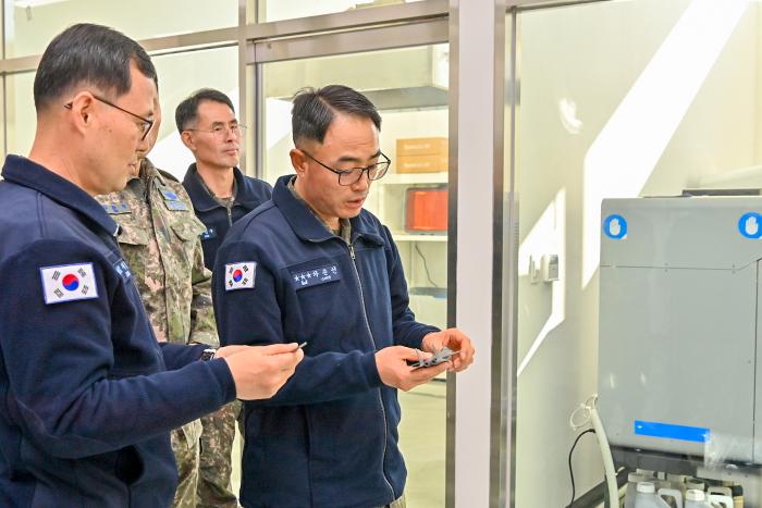 차준선 공군사관학교장이 18일 개관한 스마트 디자인 팩토리에서 고성능 3D 프린터로 제작한 항공기 모형을 살펴보고 있다. 부대 제공