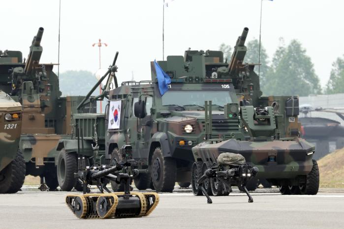 육군의 미래, 아미타이거 육군25보병사단 아미타이거 시범여단 장병들이 전투체계를 시연하고 있다.