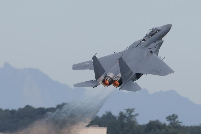 비상하는 F-15K 공군 F-15K 전투기가 힘차게 이륙하고 있다.