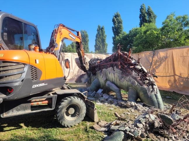 철거 중인 괴물 조형물. 사진=서울시