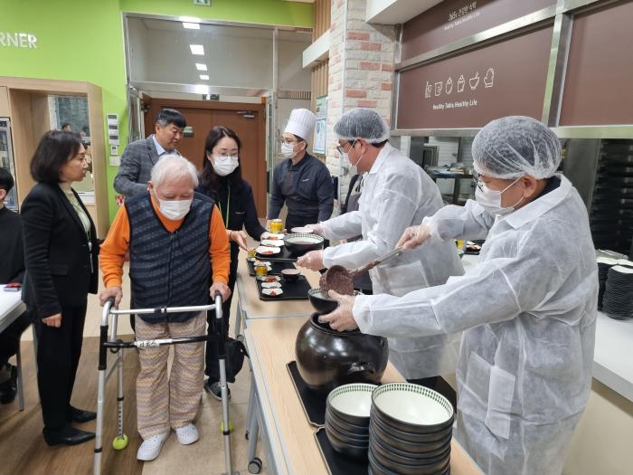 국가보훈부와 KT 노사가 19일 전국 8개 보훈보양원과 보훈원 입소 국가유공자를 대상으로 펼친 ‘모두의 보훈, 동지 팥죽 나눔 봉사활동’에서 참가자들이 국가유공자에게 팥죽을 나눠 주고 있다. 보훈부 제공