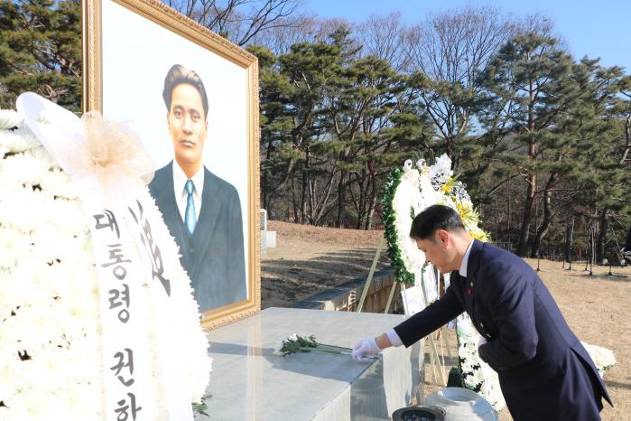 이희완 국가보훈부 차관이 19일 서울 용산구 효창공원에서 열린 매헌 윤봉길 의사 순국 92주기 추념식에서 헌화하고 있다. 연합뉴스