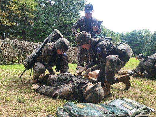 육군 장병들이 국군의무학교에서 전투부상자처치를 실습하고 있다. 부대 제공