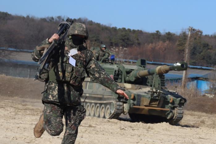 육군6보병사단 포병여단이 18일 개최한 주특기 경연대회에서 전포사격통제관이 자주포의 위치를 잡기 위해 사용하는 방향틀을 들고 뛰고 있다. 사진 제공=진찬희 대위