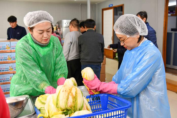 공군1전투비행단 군무원단이 지역 사회복지시설에서 김장 봉사 활동을 하고 있다. 사진 제공=윤민우 일병