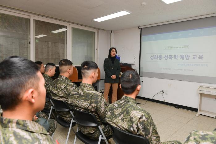 해병대6여단 장병들이 18일 허찬희 성고충전문상담관의 성희롱·성폭력 순회교육을 경청하고 있다. 사진 제공=노인우 상사