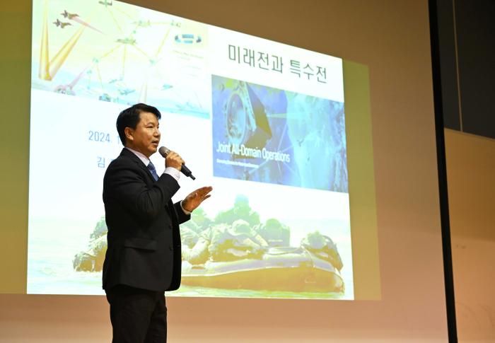 김홍철 세종대학교 우주항공시스템학과 교수가 19일 해군특수전전단 한주호관에서 열린 특수작전 발전 세미나에서 러시아-우크라이나 전쟁 분석을 주제로 강연하고 있다. 부대 제공