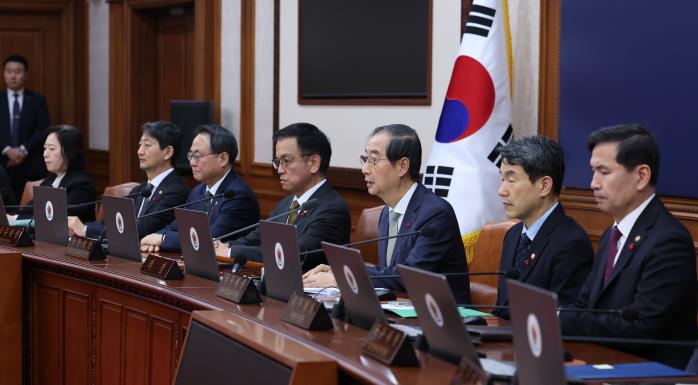 한덕수(오른쪽 셋째) 대통령 권한대행 겸 국무총리가 19일 정부서울청사에서 임시 국무회의를 주재하고 있다. 연합뉴스